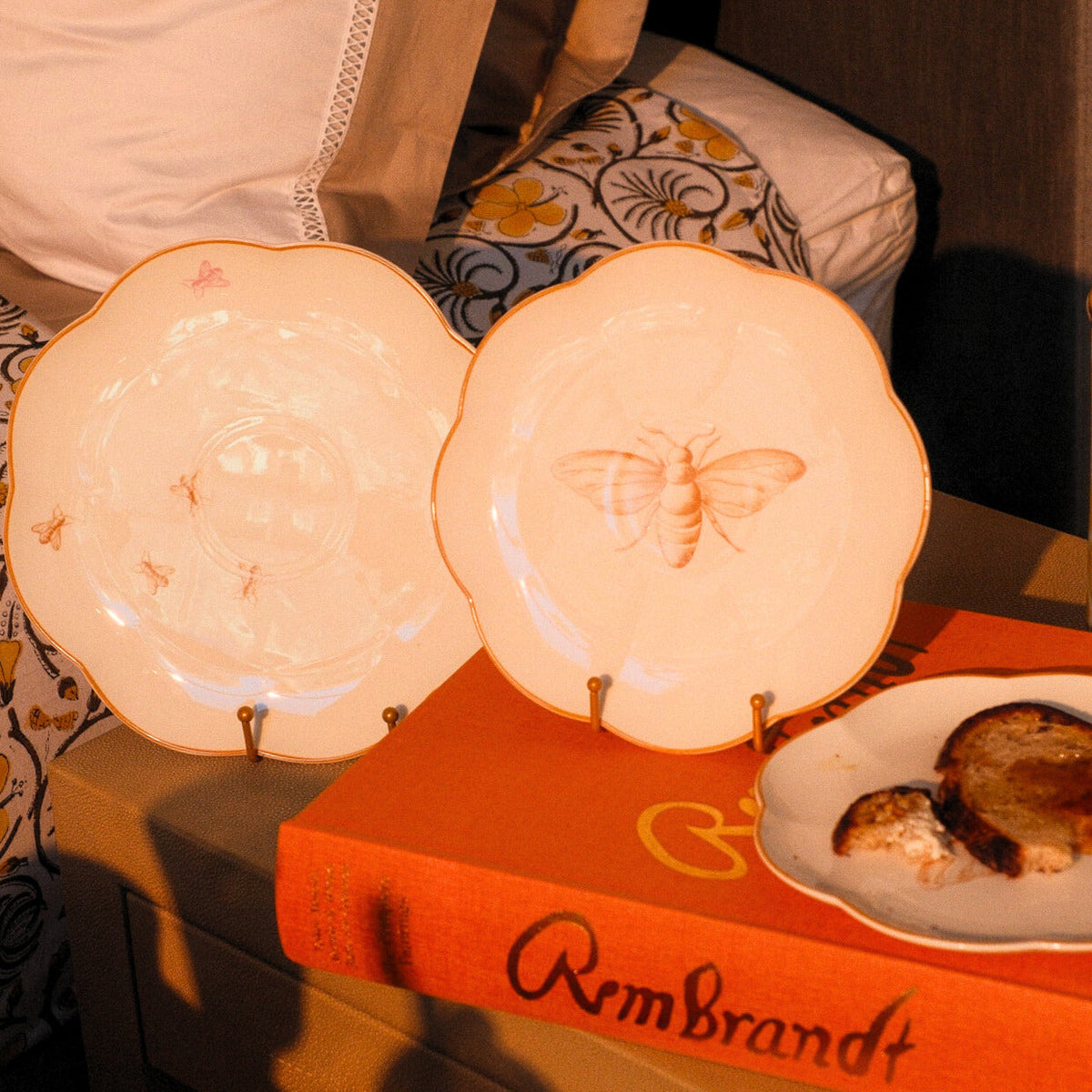 Bumble Voyage Scalloped Ceramic Dinner Plates – Set of 4 (+1 Bonus Plate)