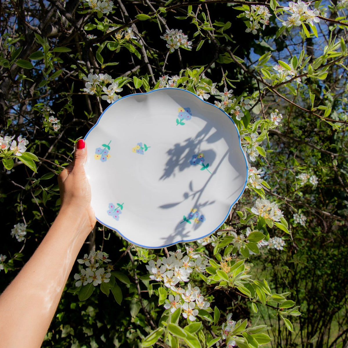 Meadow Flora Scalloped Ceramic Dinner Plates – Case of 12 (+3 Bonus Plates)